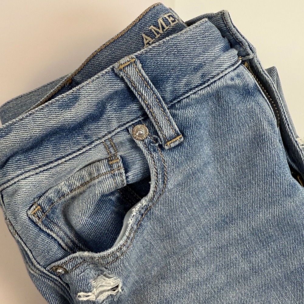 American Eagle Outfitters Mom Jeans Light Wash Ripped Distressed Denim‎ Size 4